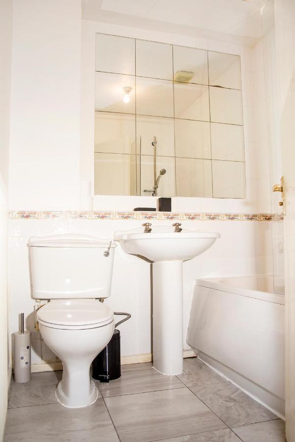 Cosy 3-Bed Home Close To City Centre แมนเชสเตอร์ ภายนอก รูปภาพ